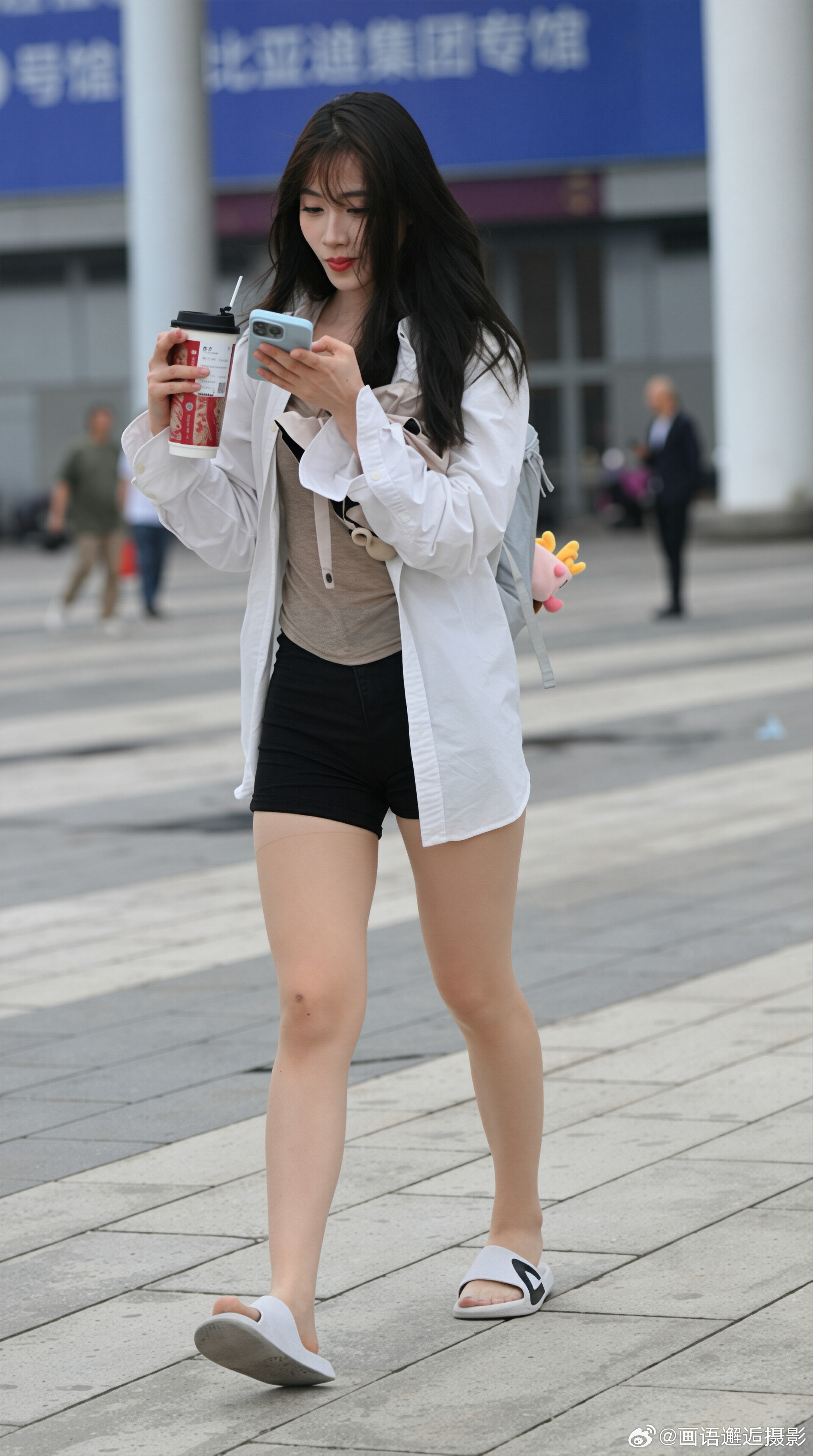 发现你的魅力  白色衬衫搭配黑色短裤，简约又时尚，适合日常出行或休闲场合。 