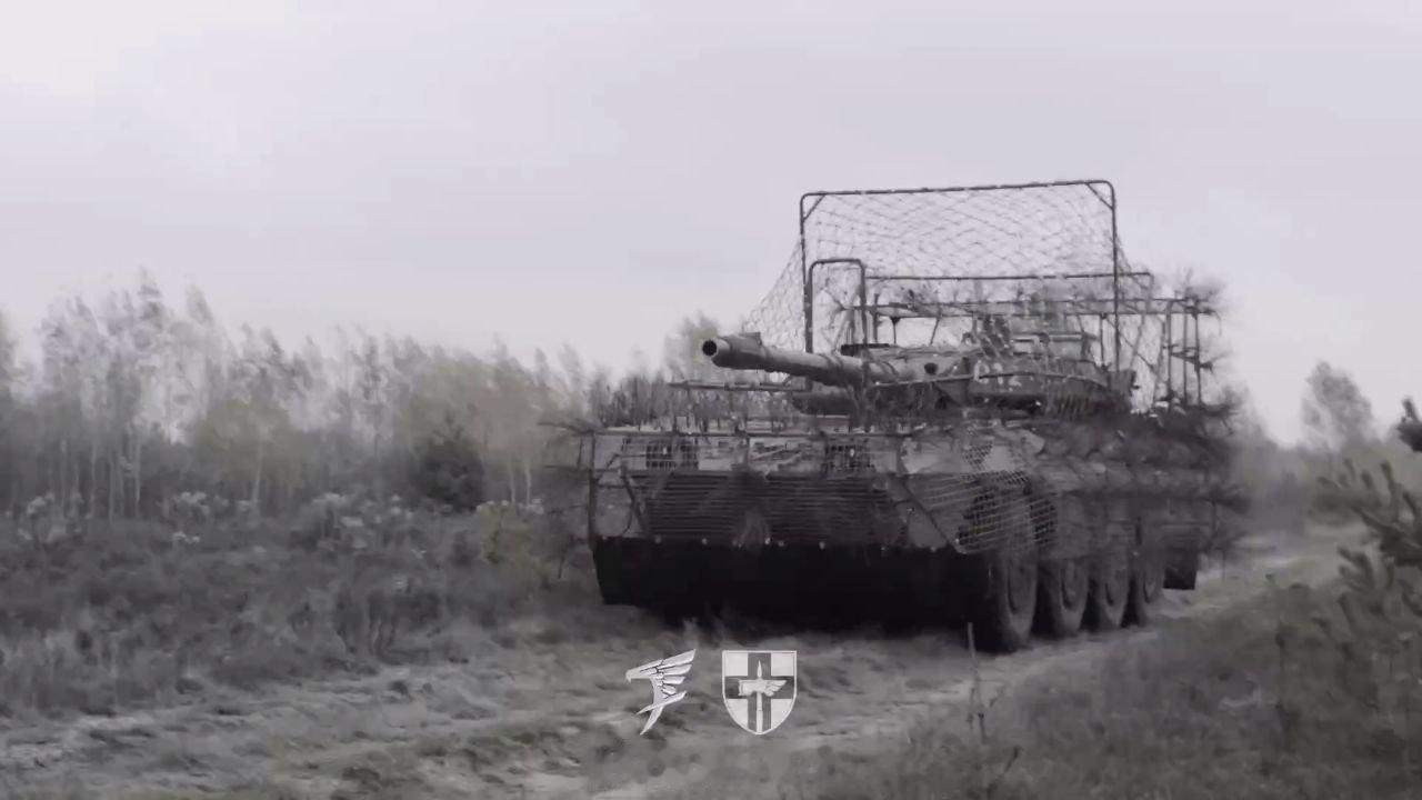 乌军第78空突旅的宣传视频中出现了意大利的B1“半人马”轮式突击炮，该炮已经安装