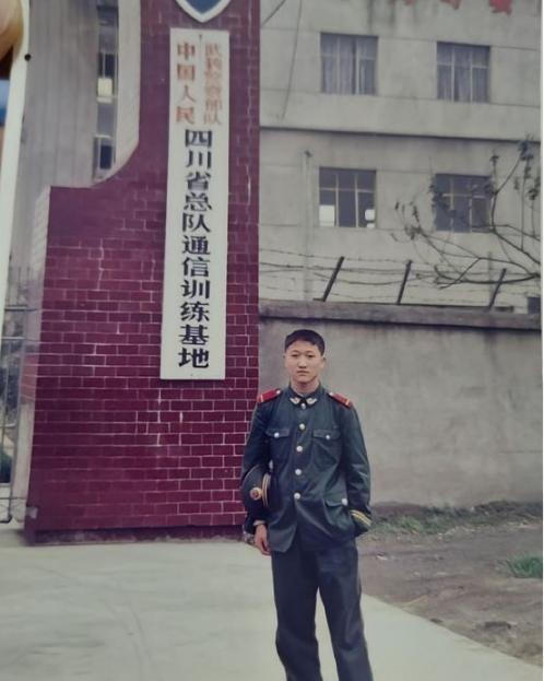 2006年，3名壮汉挟持一名18岁女学生。途中，女学生求助同车的武警战士。谁知，