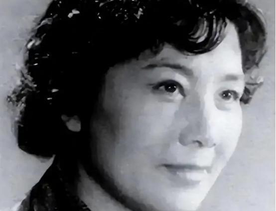 [太阳]1949年北平解放前夕，韩复榘遗孀高艺珍正忙着清点财宝欲逃往台湾，二儿子