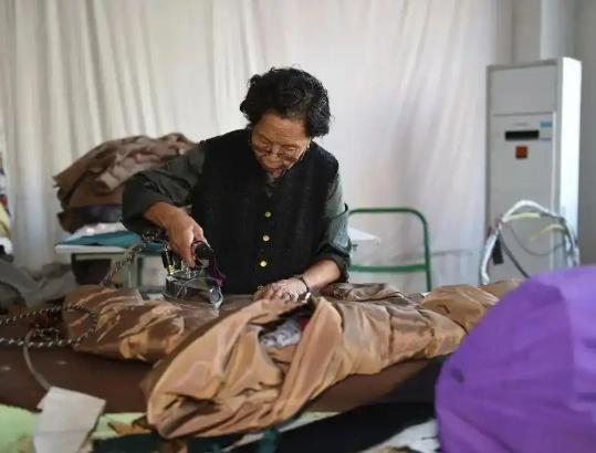 96岁奶奶用10年还清2077万，评论区炸锅了：这不是傻，这是把我们的遮羞布扯了