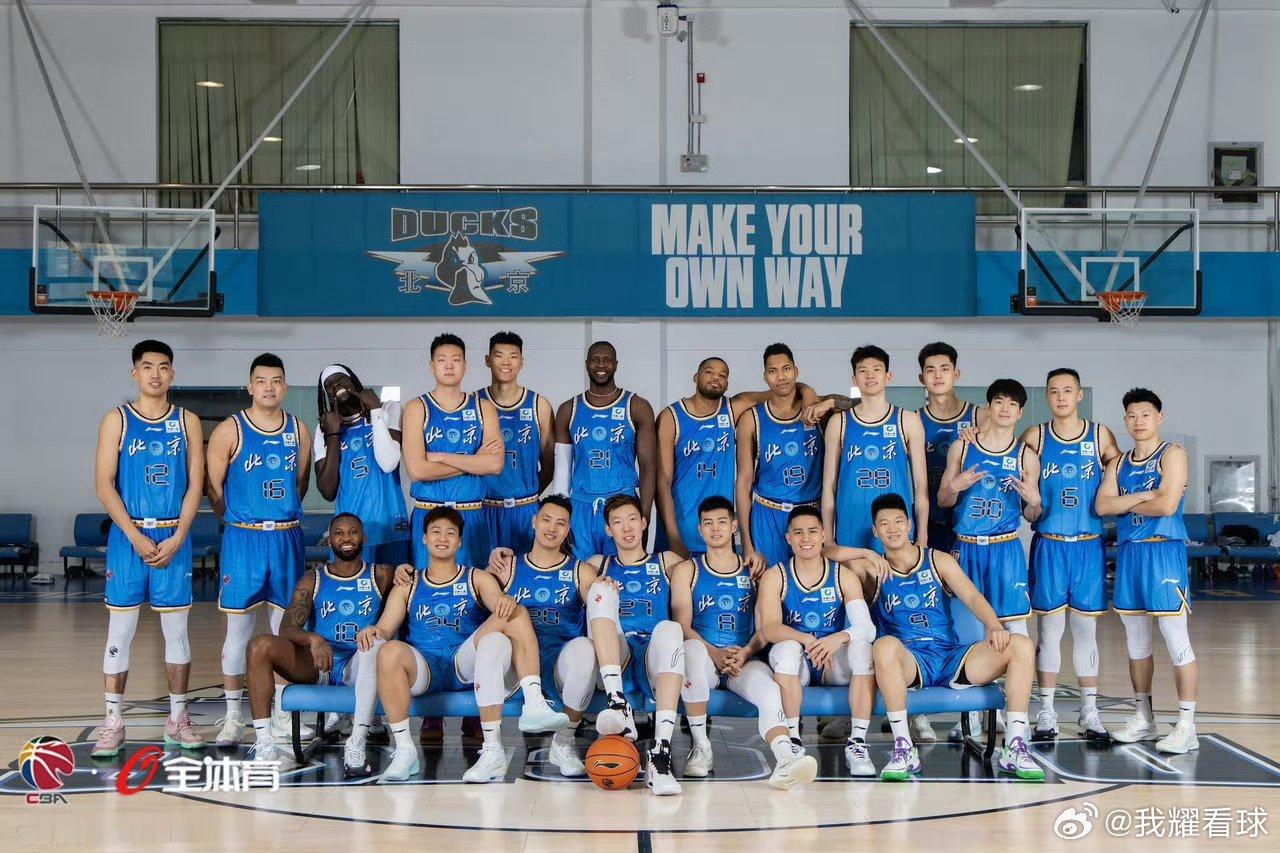 北京男篮新赛季全家福出炉，周琦稳坐C位，赵睿上身新战袍，老将方硕即将开启生涯第1