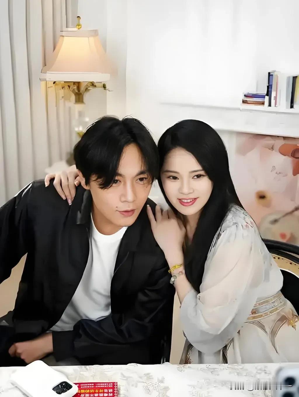 秦昊，

回答问题时还要想一下，

是记性差还是架子大？知道真相那叫一个令人哭笑