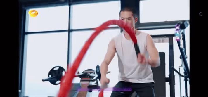 天呐这哥们儿真是老天爷追着喂饭这低音一开口真的绝了，唱功杠杠的哇 