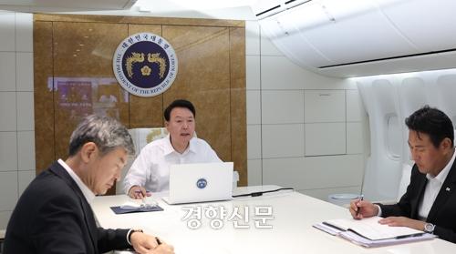 【韩国总统尹锡悦在韩国国内暴雨时出访乌克兰遭在野党猛批】

韩国总统室16日（当