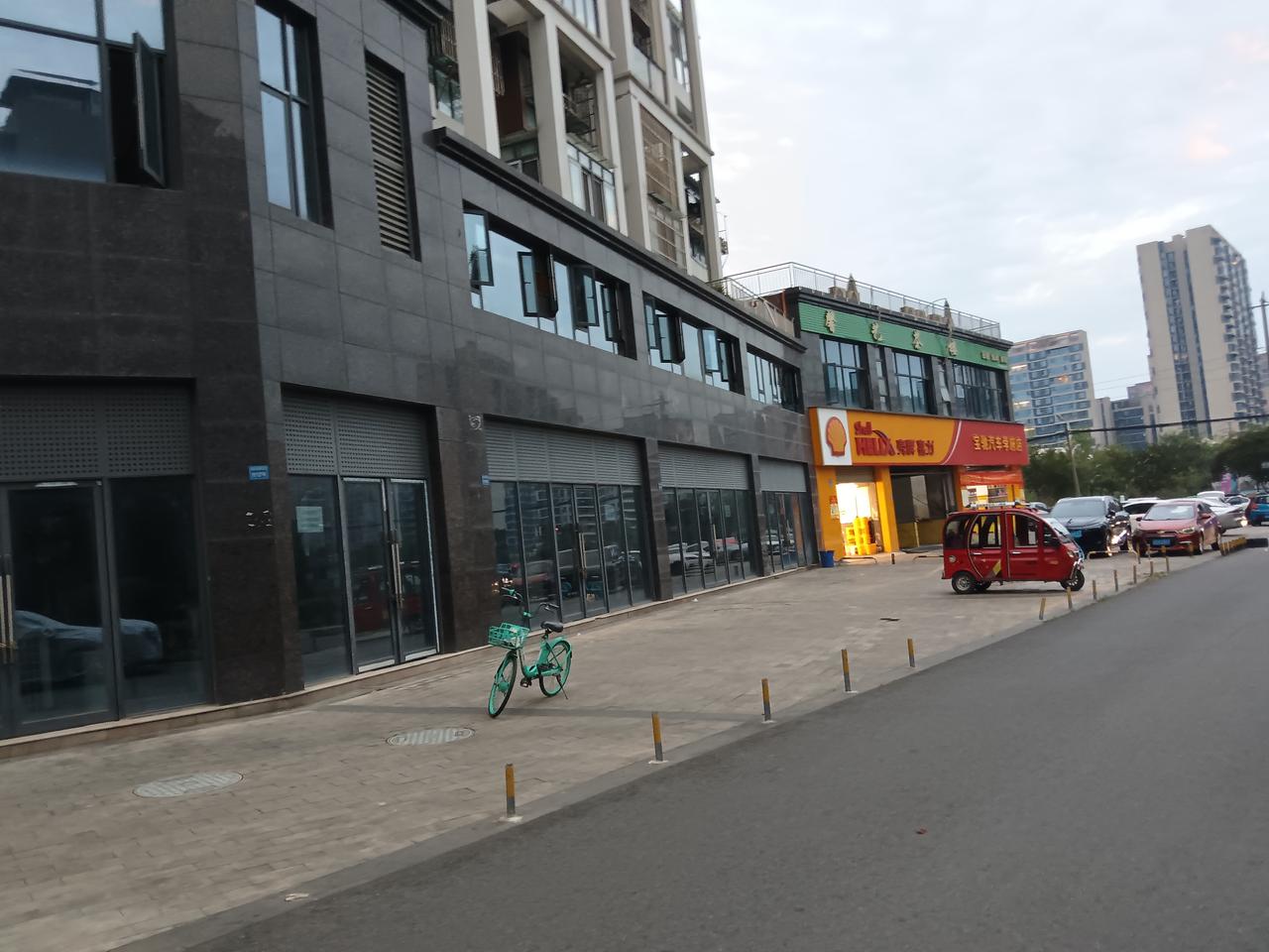 投资店铺，选址和运气，真是缺一不可。
比如，这一排，路口两端的铺面都租出去了，生