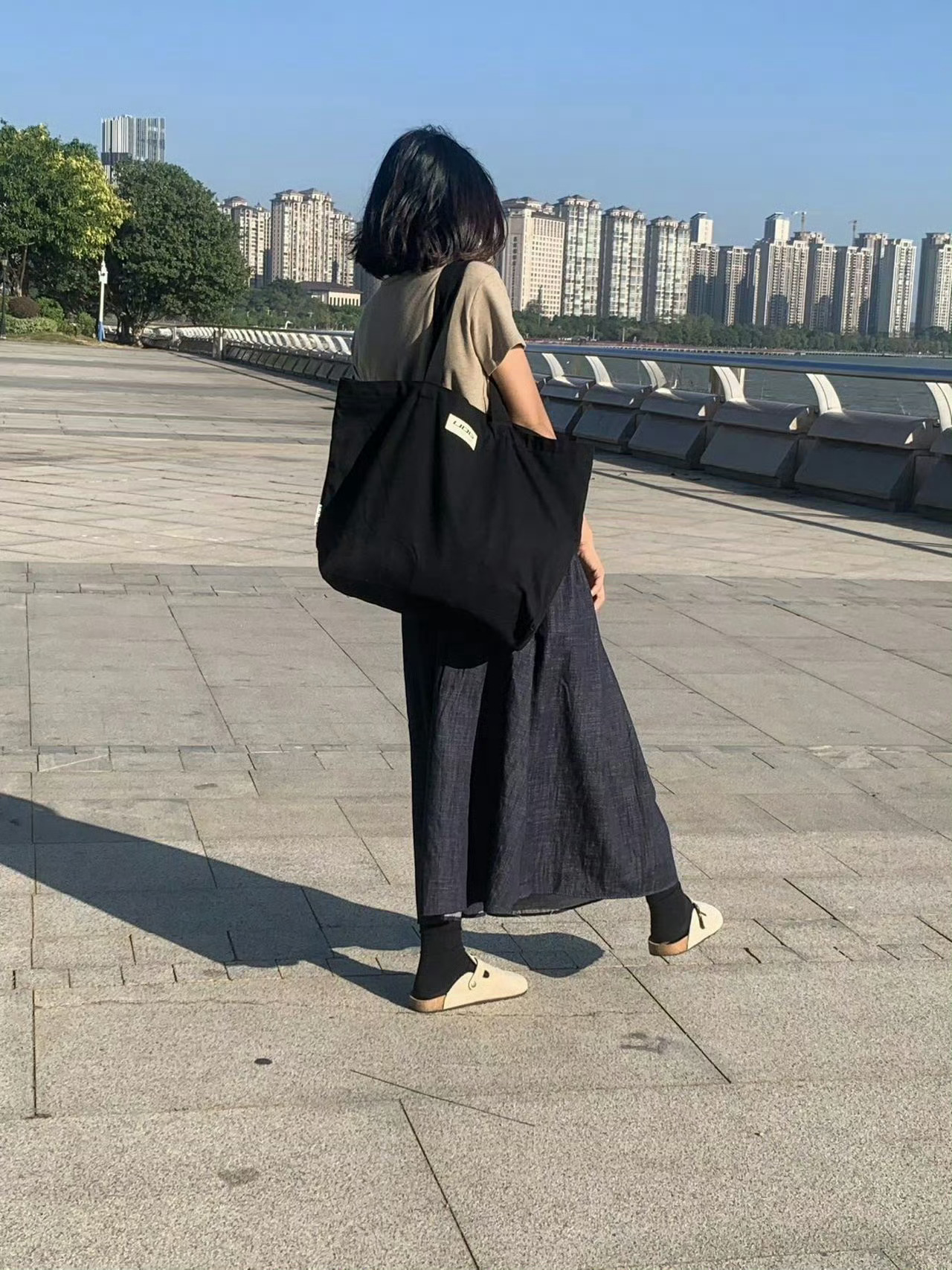 袋子最近都用胡杨林的库存。快没了。我打算和胡杨林一起批发几千个袋子，新的一批质感