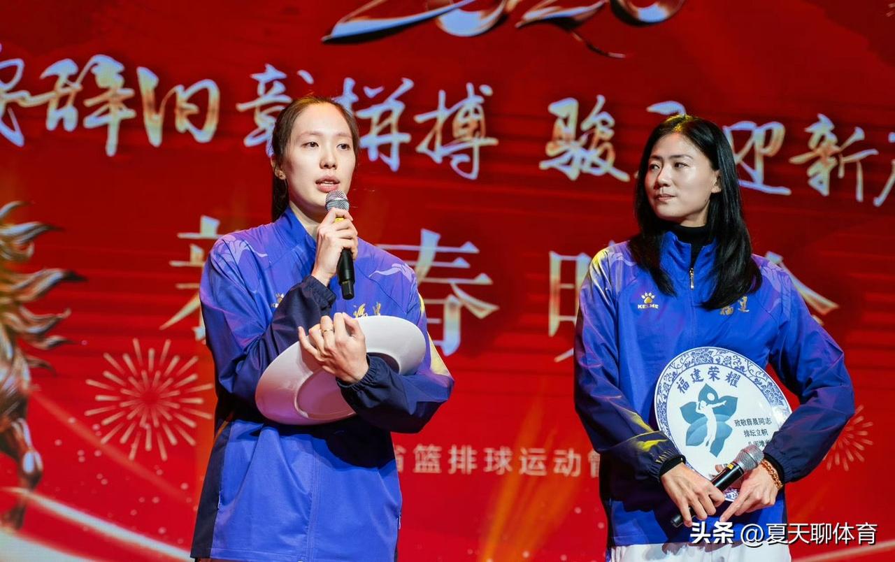 中国女排队员元宵节前突然官宣退役！2019年女排世界杯冠军郑益昕，2013年沙排