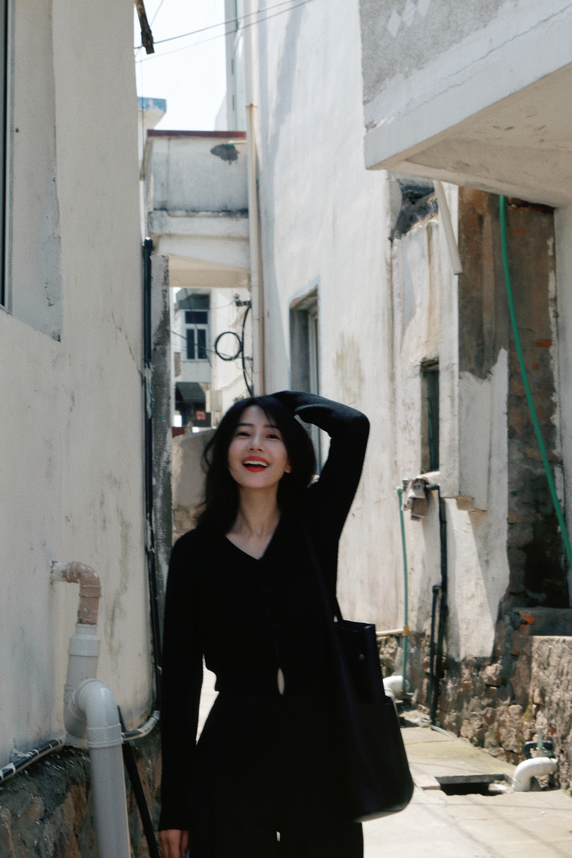 刷到姐姐这组在老巷子里晒太阳的大片，瞬间被戳中！谁懂啊，姐姐的皮肤状态好到发光，