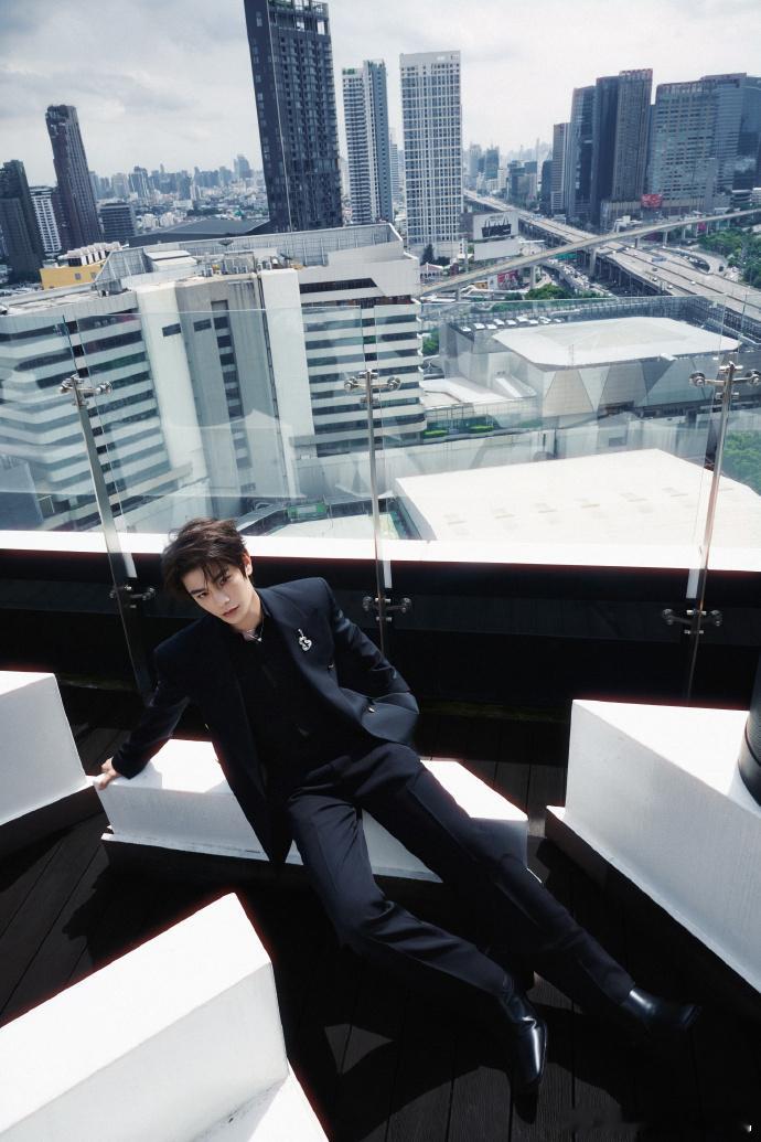 丁禹兮质感定格纯粹丁禹兮于眼神凛冽中解构摩登锋芒 丁禹兮质感定格纯粹，于眼神凛冽