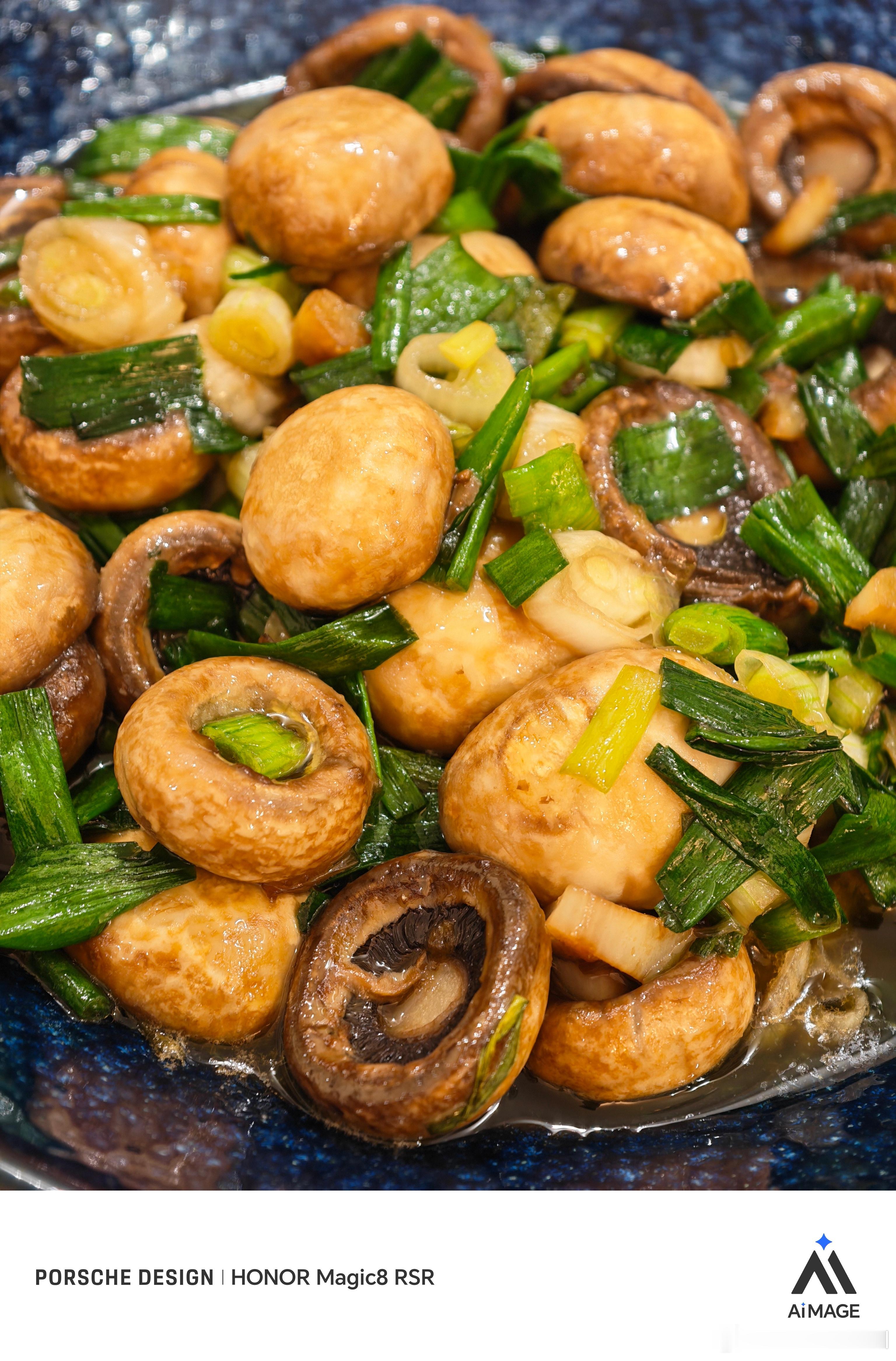 晚上又是自己做饭啦葱香口蘑，空气炸锅三文鱼，豌豆尖（今天买这个豌豆尖有点老，掐了