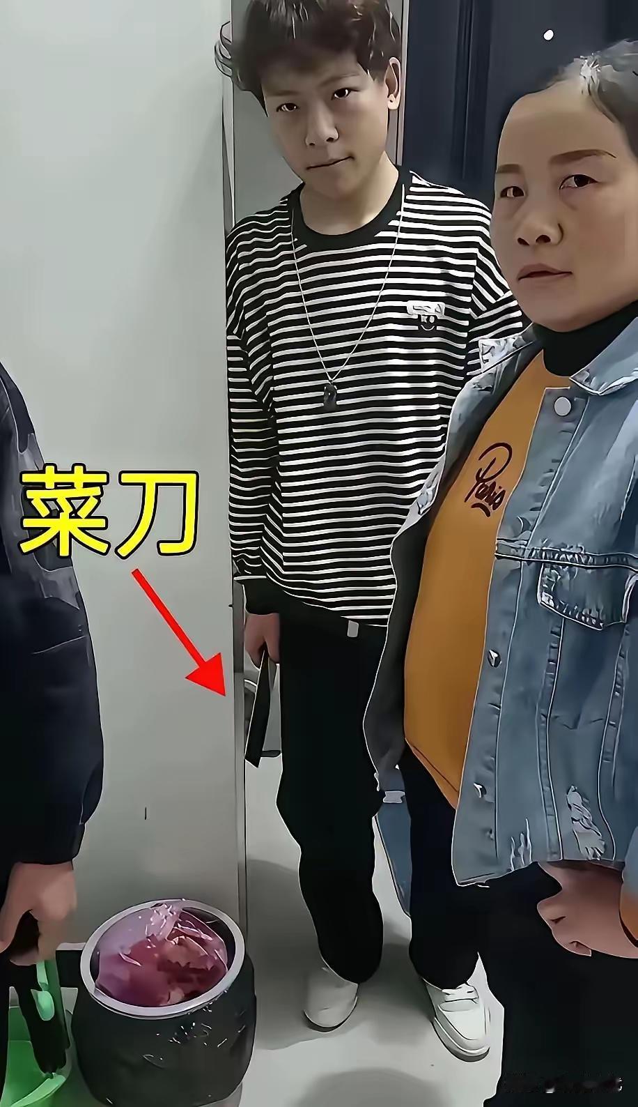 都说养育之恩大于生育之恩。
      但是这画面太戳心了，继子提刀，怒怼继父，