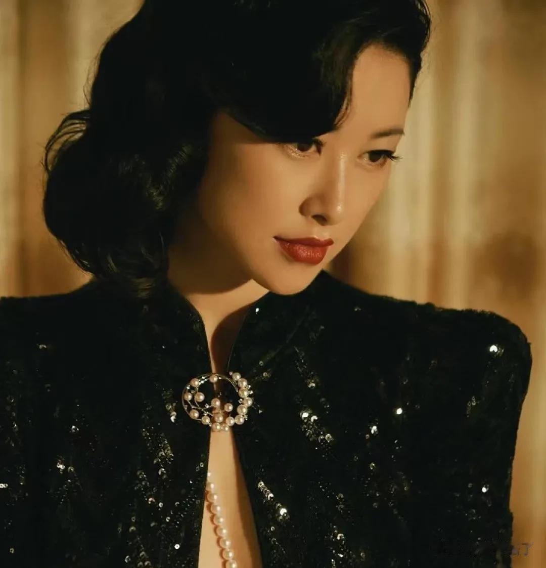 朱珠不像娱乐圈的，更像精英人士。
形象欧美范儿，年纪轻轻就一口流利英文在国外闯荡