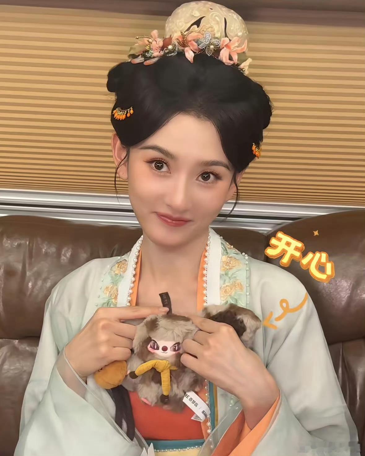 宋祖儿说要闪耀和独美 愿永远热烈绽放，活出独一份的美丽。宋祖儿这番话尽显洒脱，活