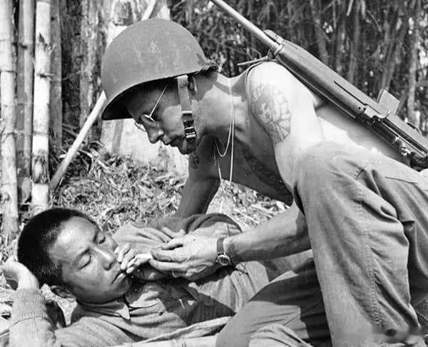 缅甸北部，1944年：美军步兵为受伤的中国士兵点燃香烟海外新鲜事热点观点