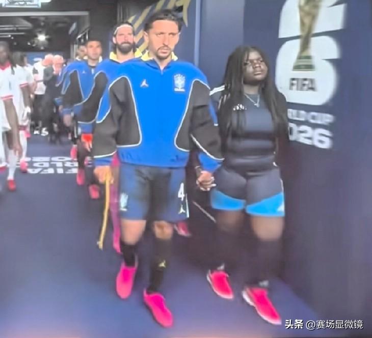 这是世界杯出场仪式的球童吗？[what]