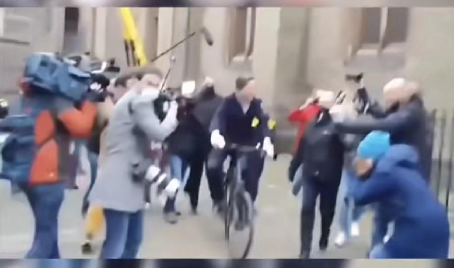 欧洲式绅士文明，一人上班，狗腿子拍照的一队一队的，关键这种还被冠以文明之词，关键