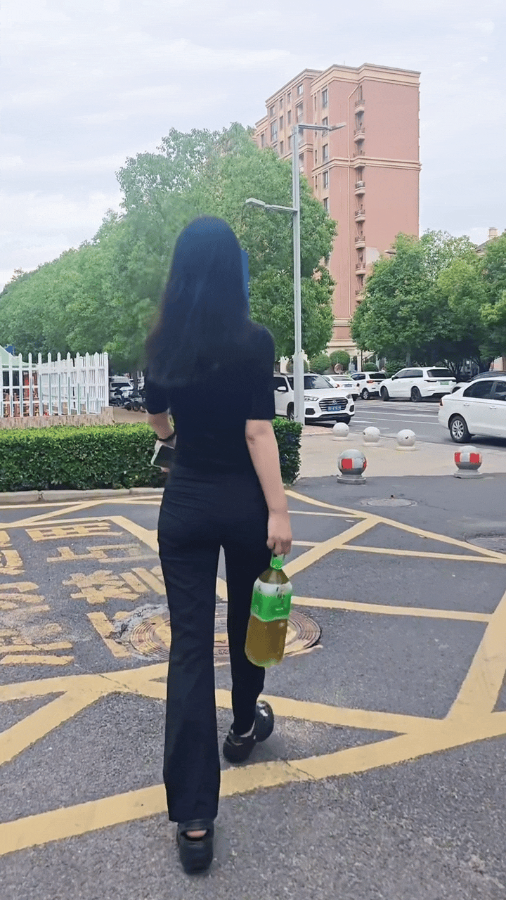 女人就得大大方方做自己，买了好看的衣服就穿，想发朋友圈就发！