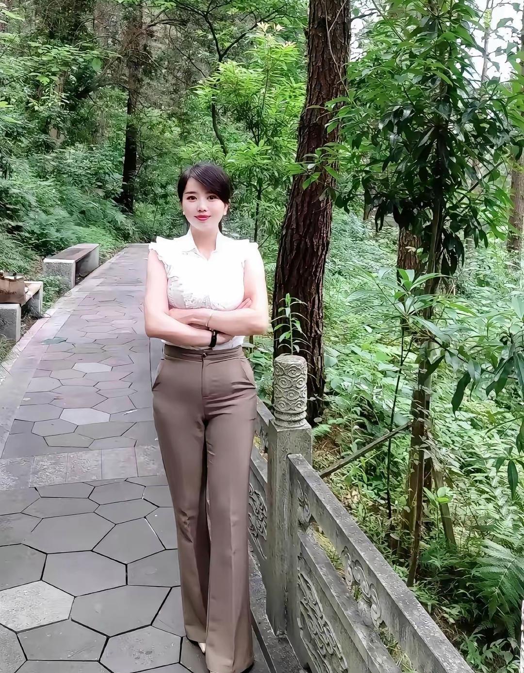 小姐姐，你敢深蹲吗？我打赌你不敢，你赢了我跟你回家，输了你跟我回家，朋友们说说我