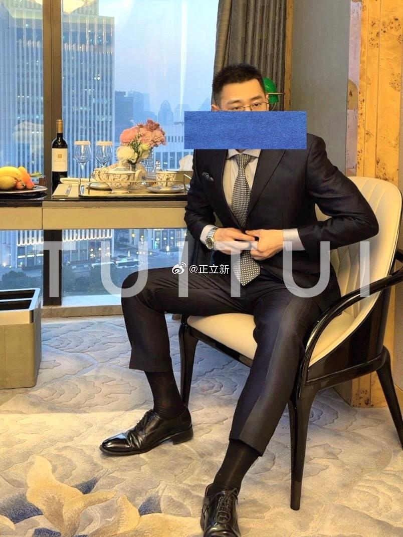 变壮的后果就是正装越来越紧 