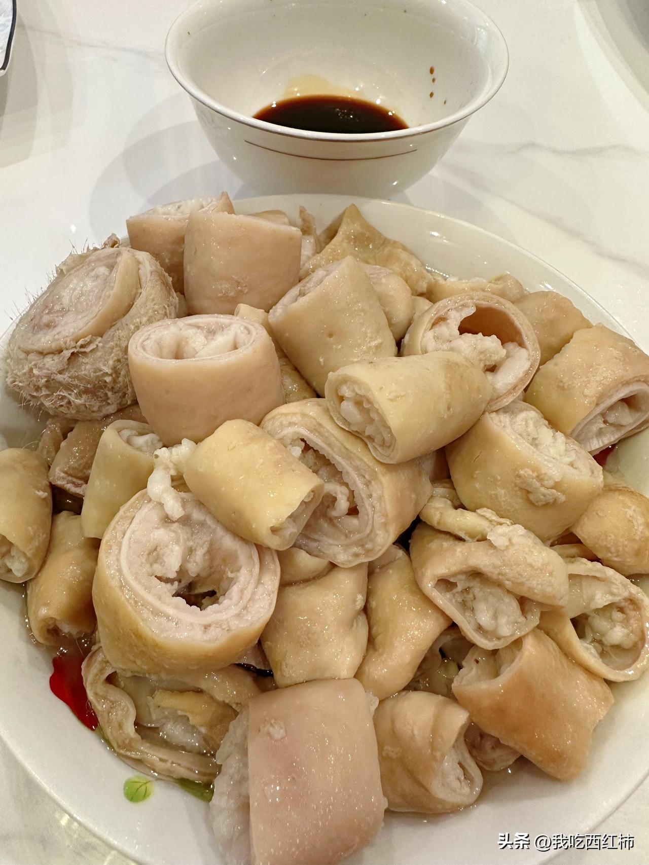 谁能告诉我，这坨长满毛的是啥？？
跟猪肉铺老板预定了一套肥肠，之所以找他订，是因