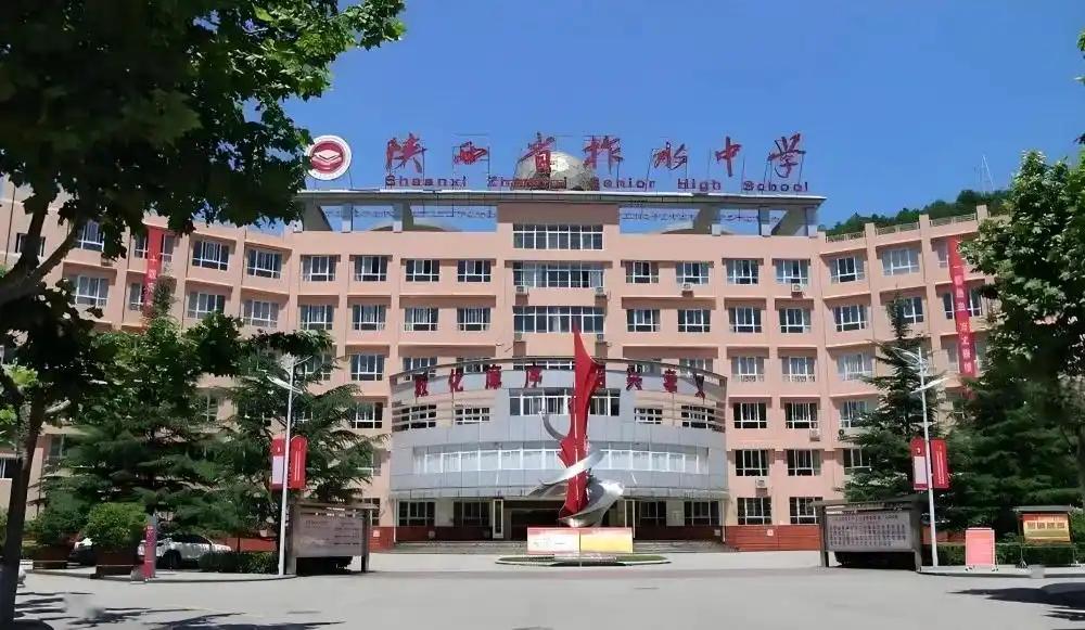 停课一个月合理吗？陕西柞水中学高一女生因手机藏于笔记本被宿管查获，校方依据校规处