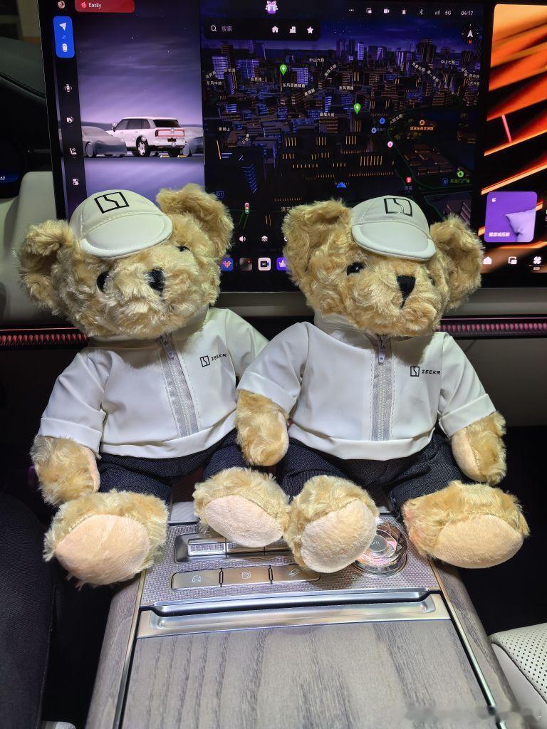 凌晨送妻子去医院待产，极氪在空旷的街道上平稳飞驰。贴心的座椅设计缓解了她的紧张，