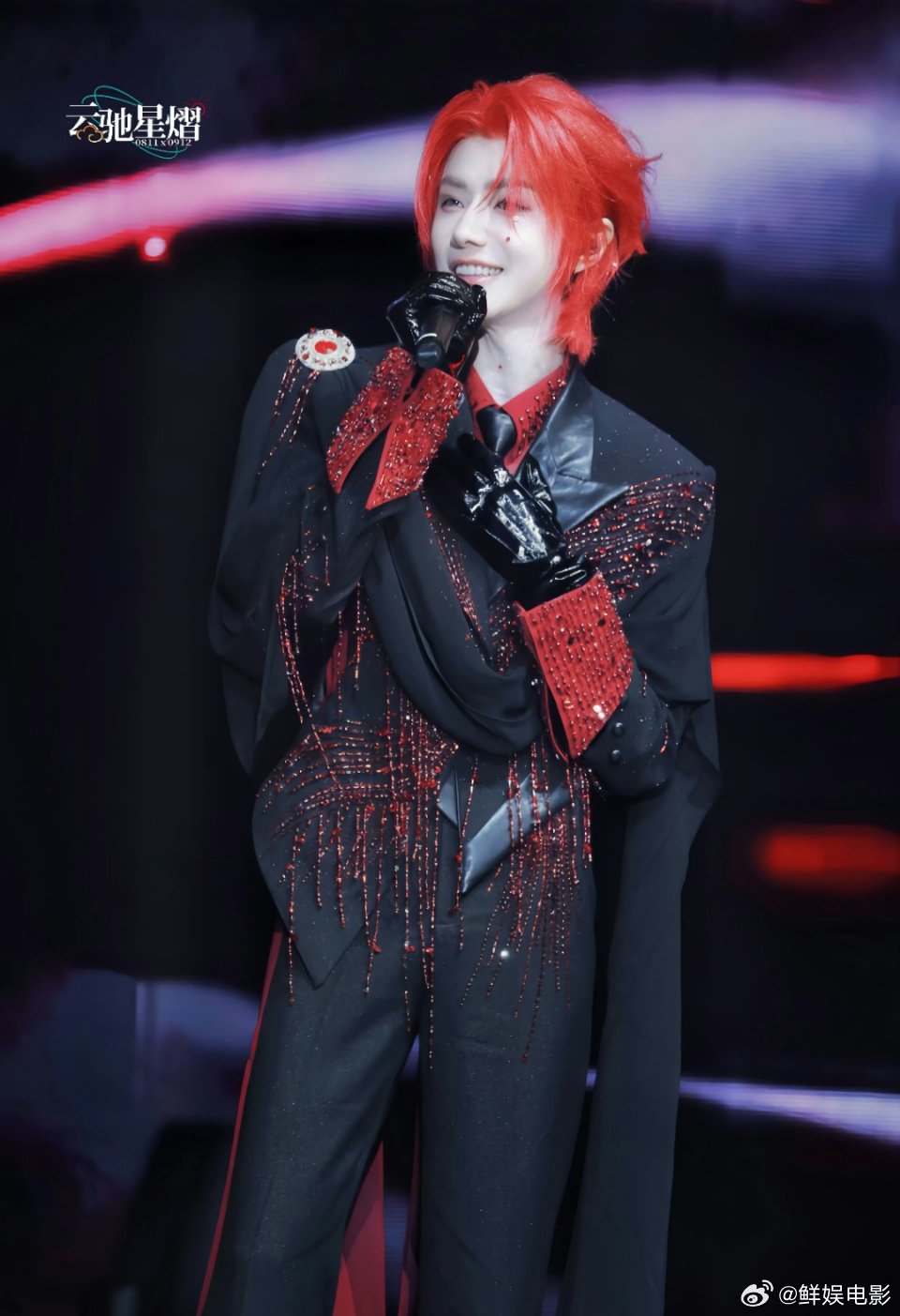 郝熠然易燃易爆炸 云旗郝熠然云熠星河澳门演唱会，郝熠然红发露背装唱《易燃易爆炸》