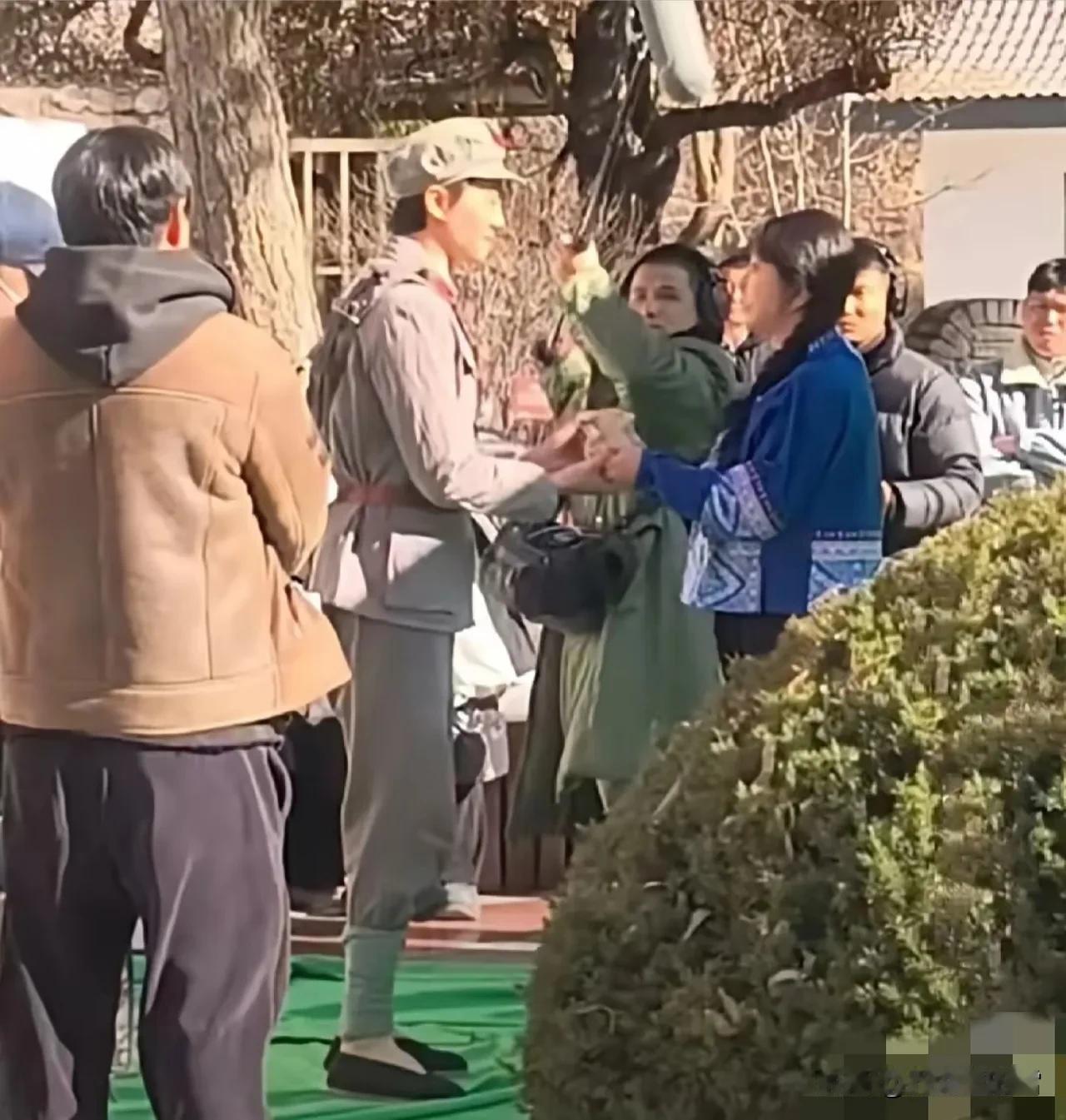 75岁的刘晓庆小姐姐又接新片了，她一如既往地扮演热恋中少女，和20多岁的男演员手