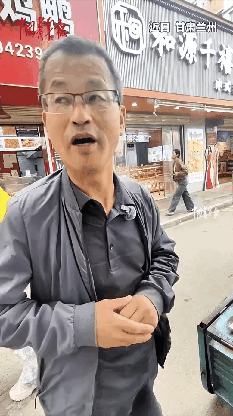 “太令人敬佩了！”甘肃兰州一位58岁的烤饼大叔，守着街角小小的烤饼摊，日复一日烟