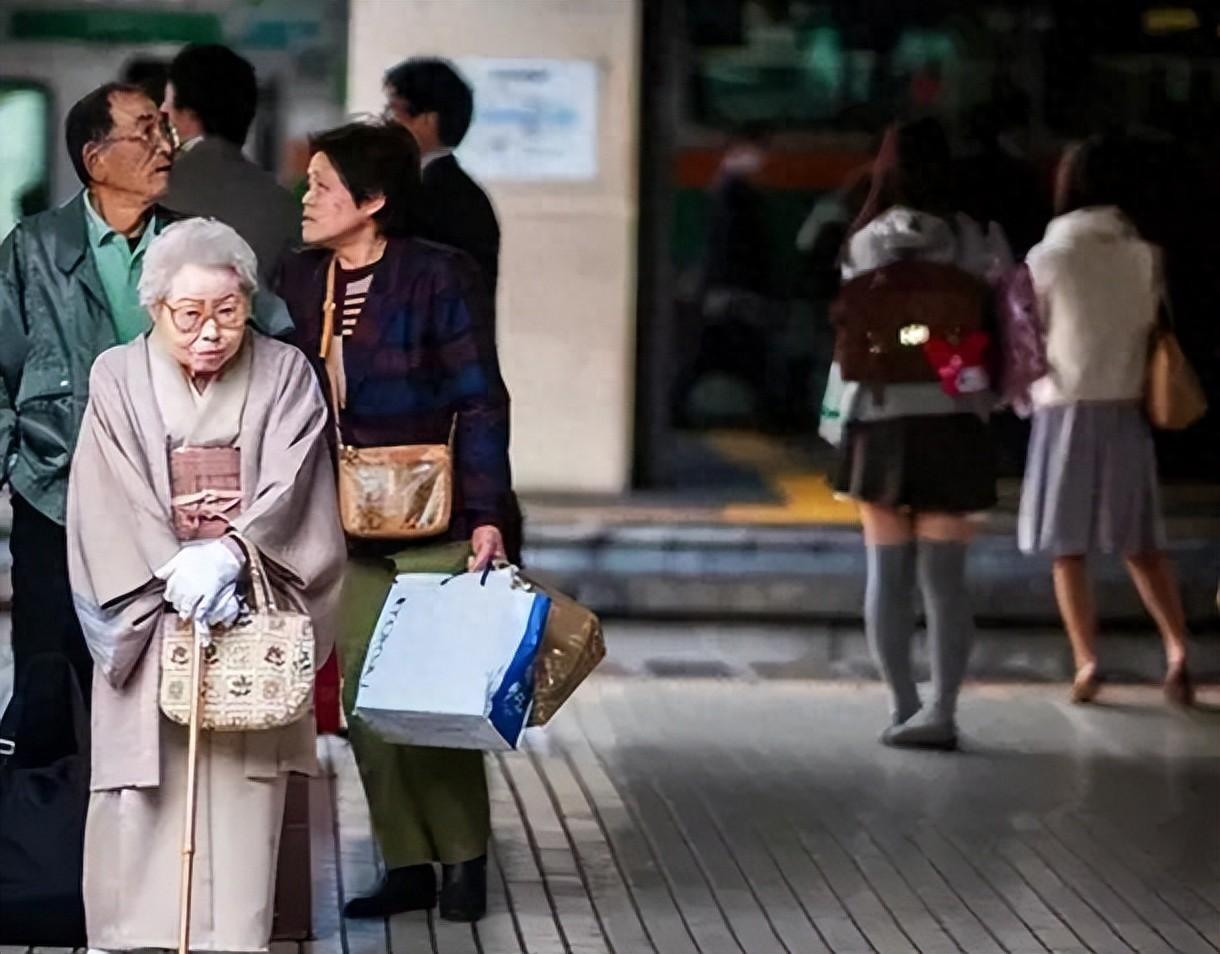 日本养老体系陷入严重危机，给中国提个醒：最先扛不住的，恐怕不是老人。 
 
20