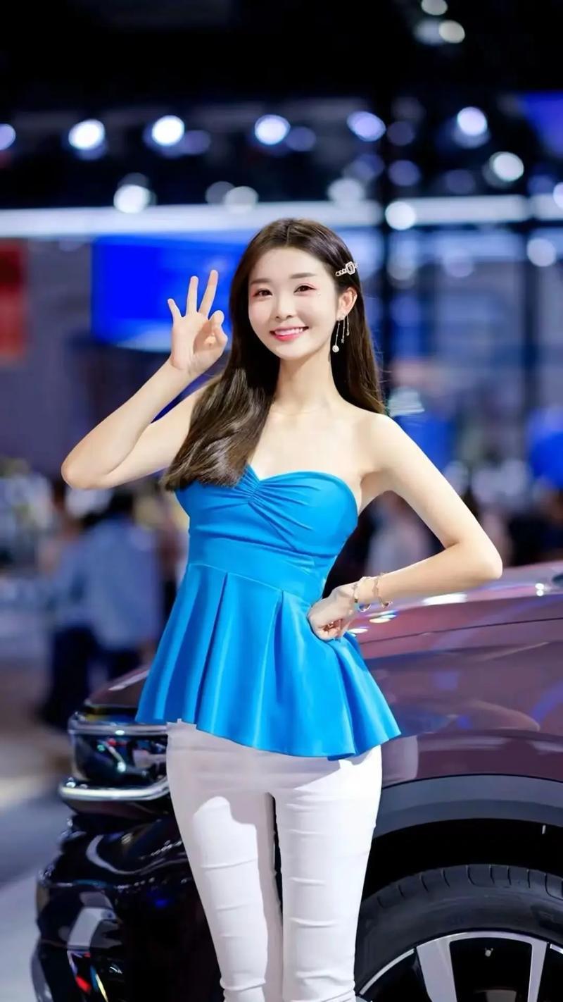 我觉得当今世界最美的女孩子是车模李凉凉。
