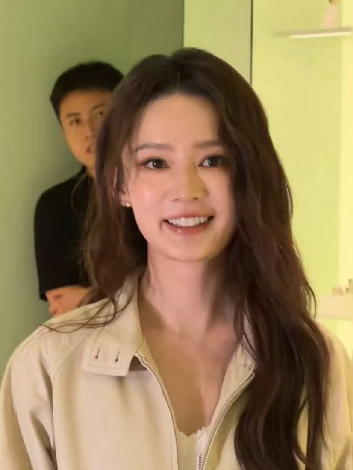 杨幂李沁李现线下生图杨幂李沁李现prada生图 杨幂李沁李现线下生图来啦！状态好