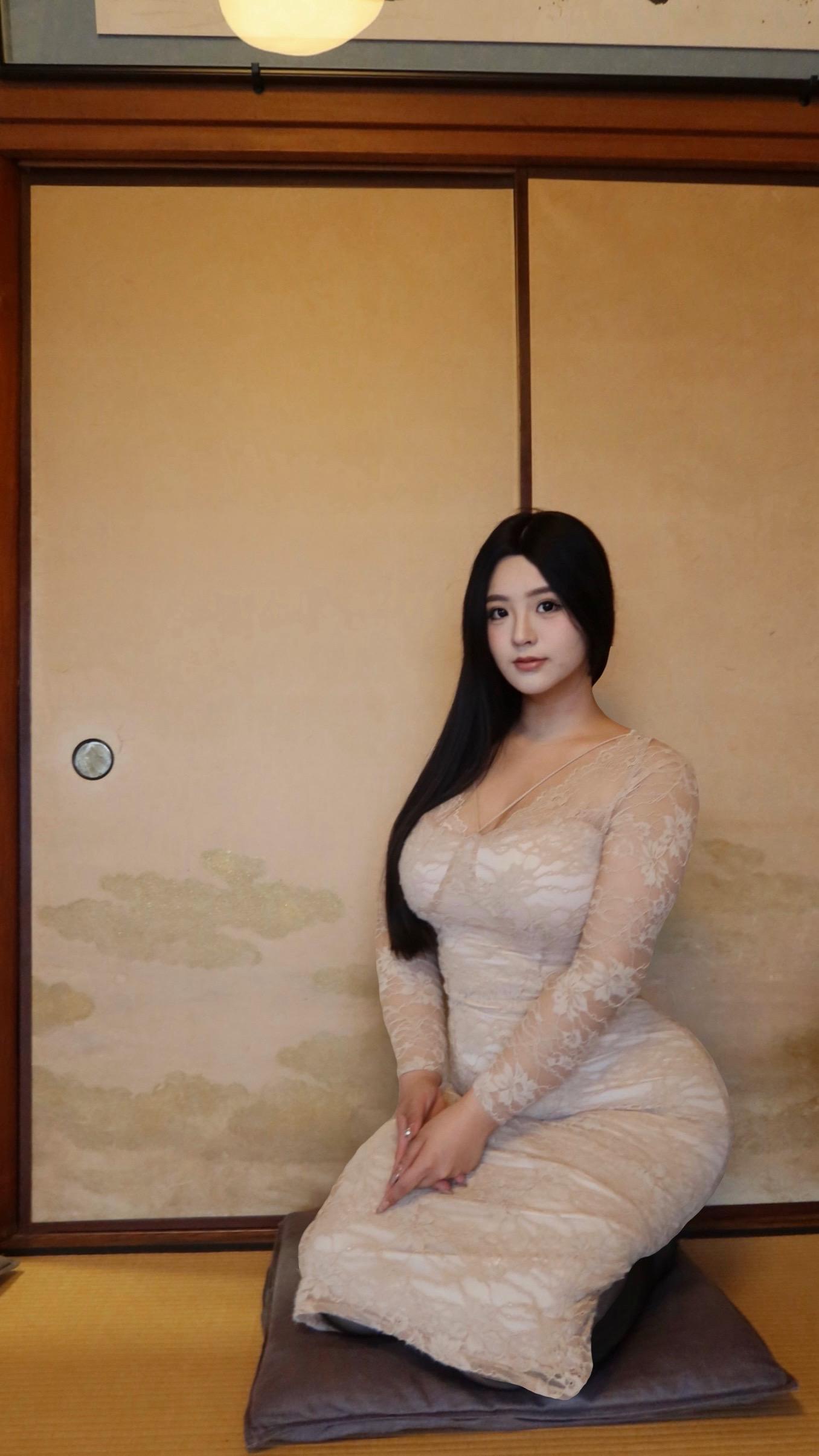 她很漂亮性格也好 待人真诚勇敢又善良。