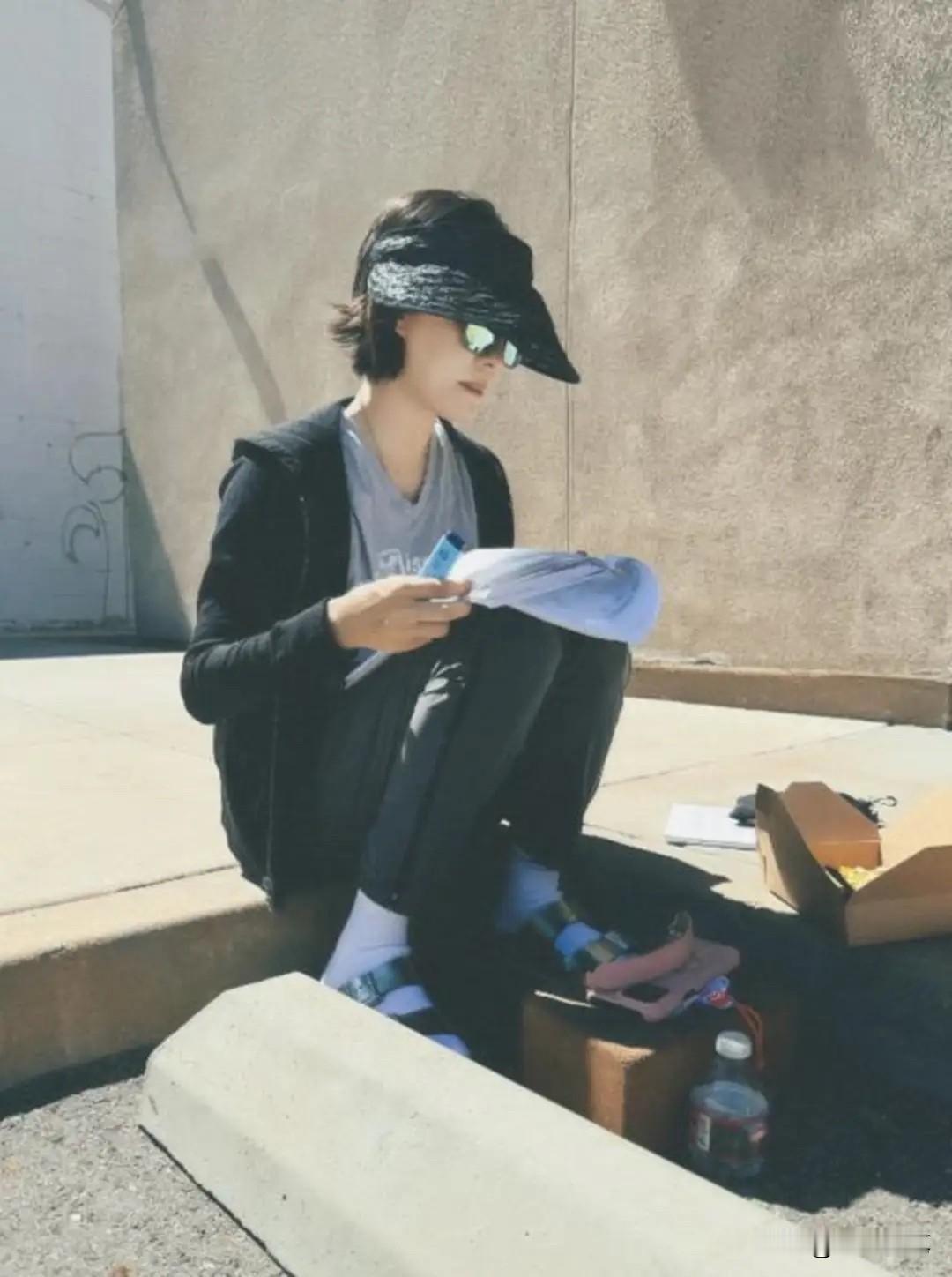 近日，孙俪陪女儿上兴趣班被网友偶遇。40多度高温天，她毫无明星架子，直接坐在路边