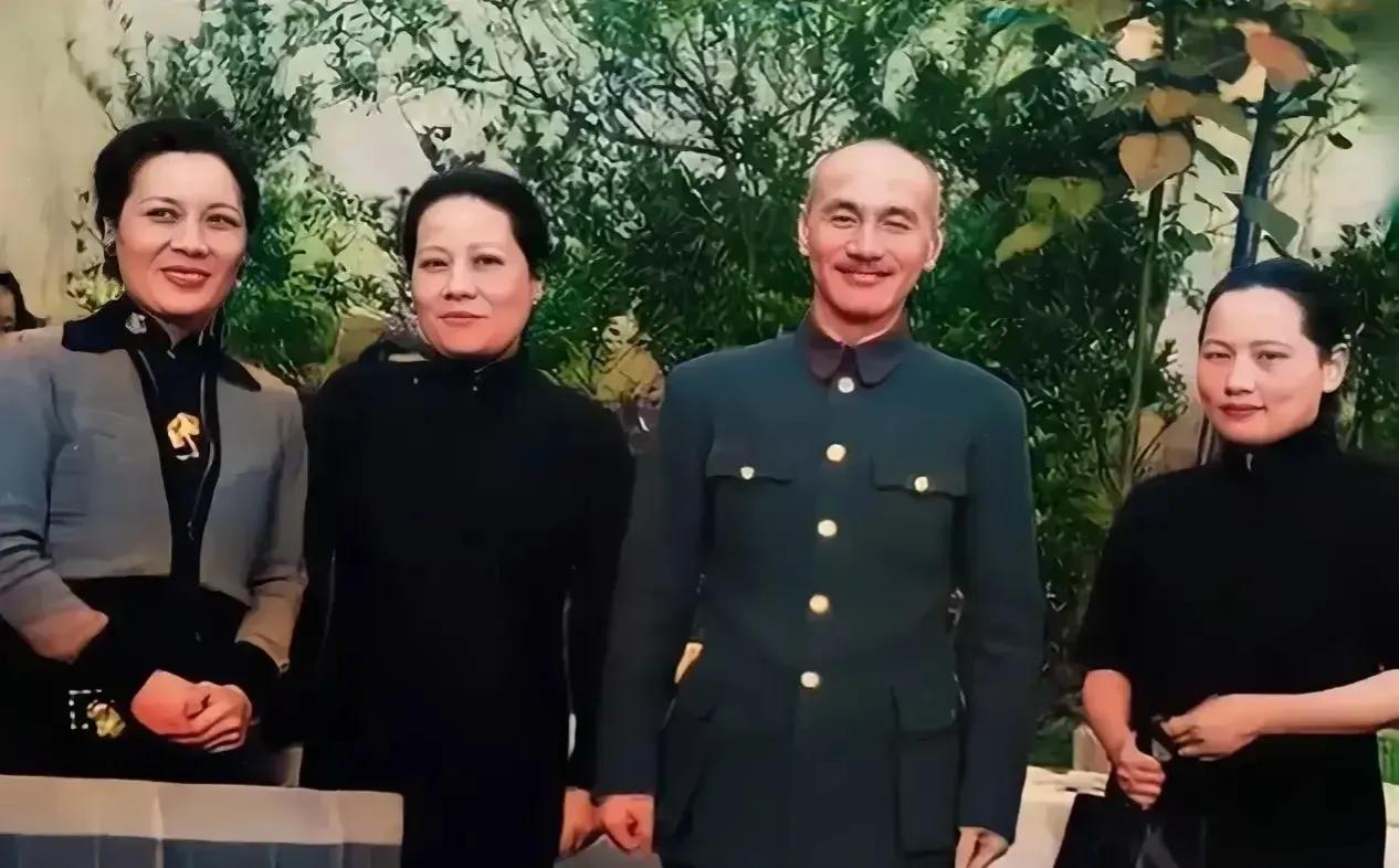 1940年，蒋中正和宋家三姐妹，一张罕见的合影，这一张照片拍摄于抗战时期的重庆，
