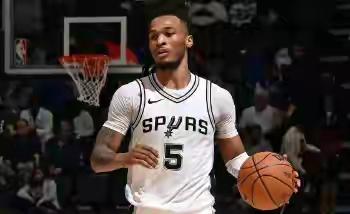 1. 爆冷！无文班马刺掀翻湖人！卡斯尔30+10带队三分雨狂轰132分，残阵逆袭