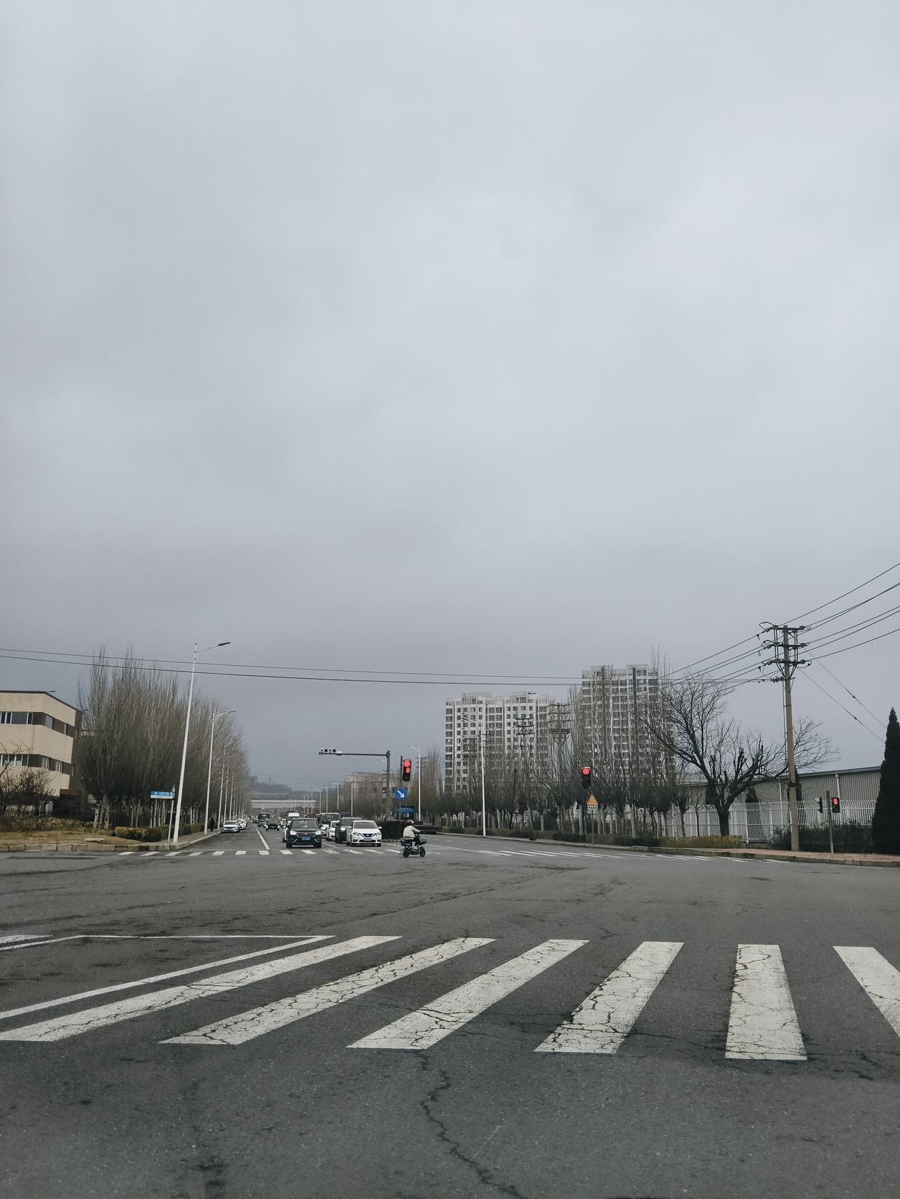 看到行人在车流中穿梭，有的是匆匆的赶去上班，有的手里扯着孩子送去上学，真的为他们