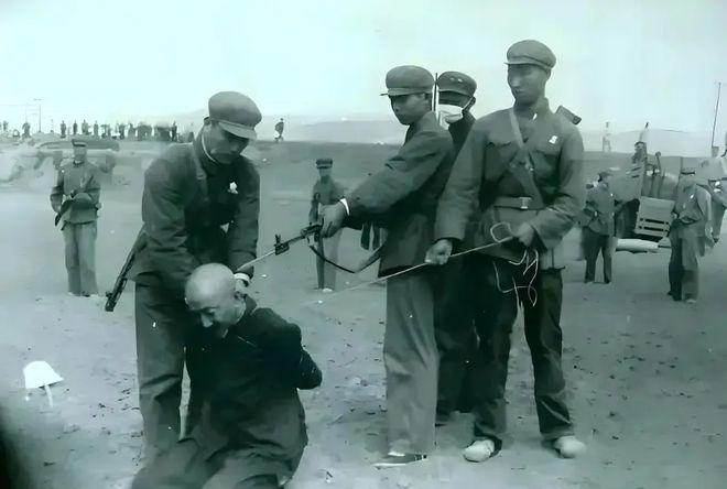 1950年，解放军剿匪追到了尼姑庵，在尼姑庵搜了一遍后，并未发现土匪，这时，一个