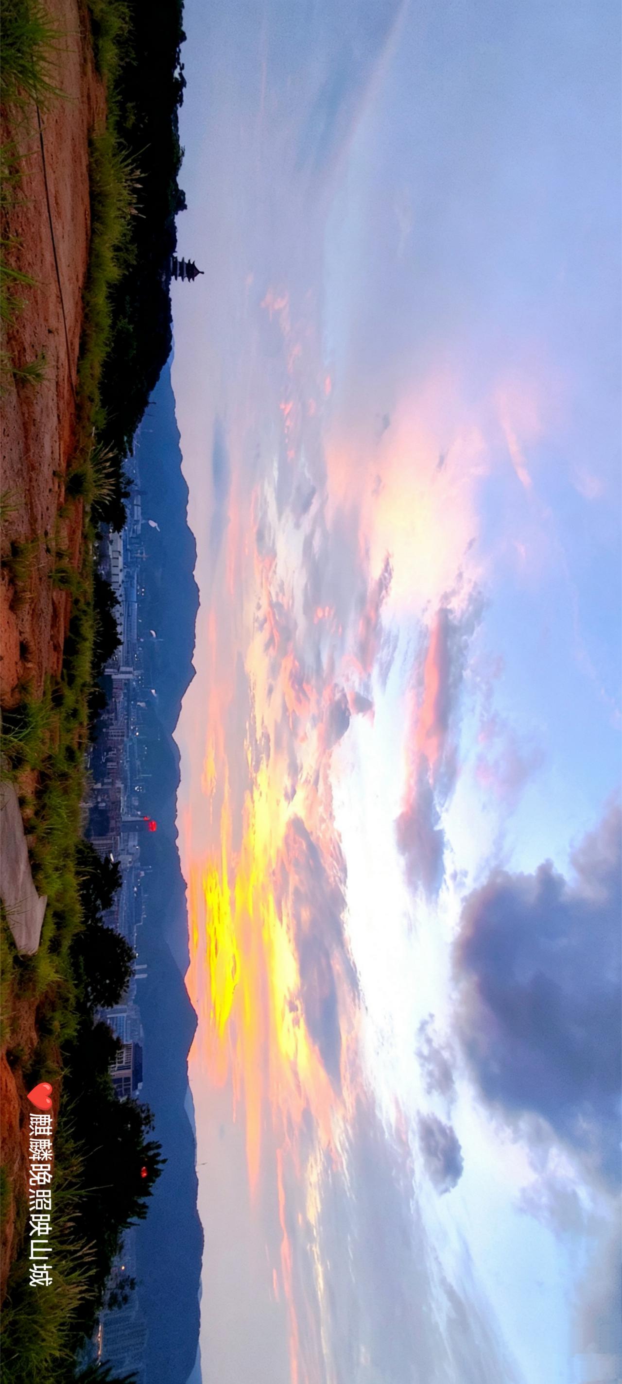【[烟花]美丽三明2603】
登高远眺三明城
麒麟阁静立山巅
漫天晚霞铺展金粉