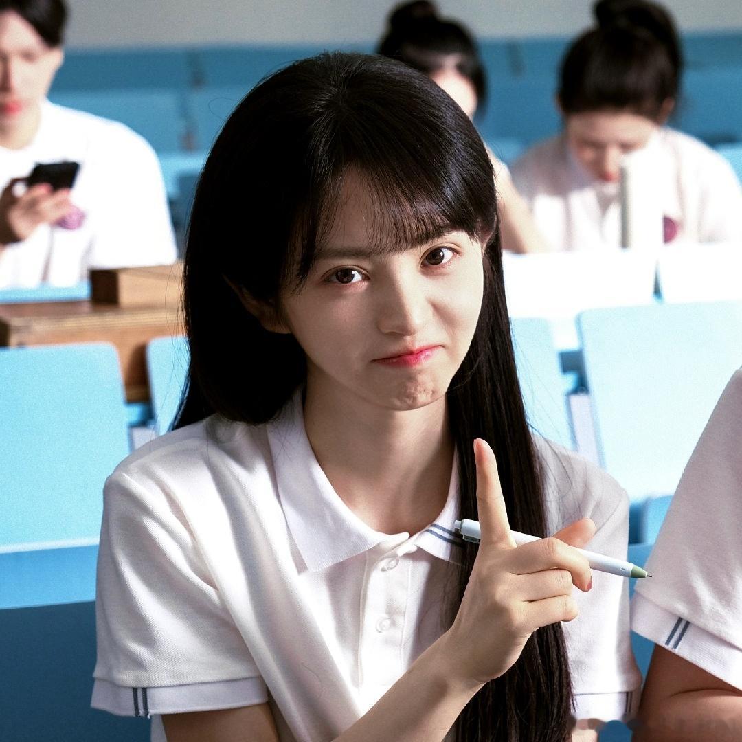 田曦薇怎么洗把脸就来演林知夏了天才女友网友的吐槽梗恰恰说出大实话，田曦薇自带校园