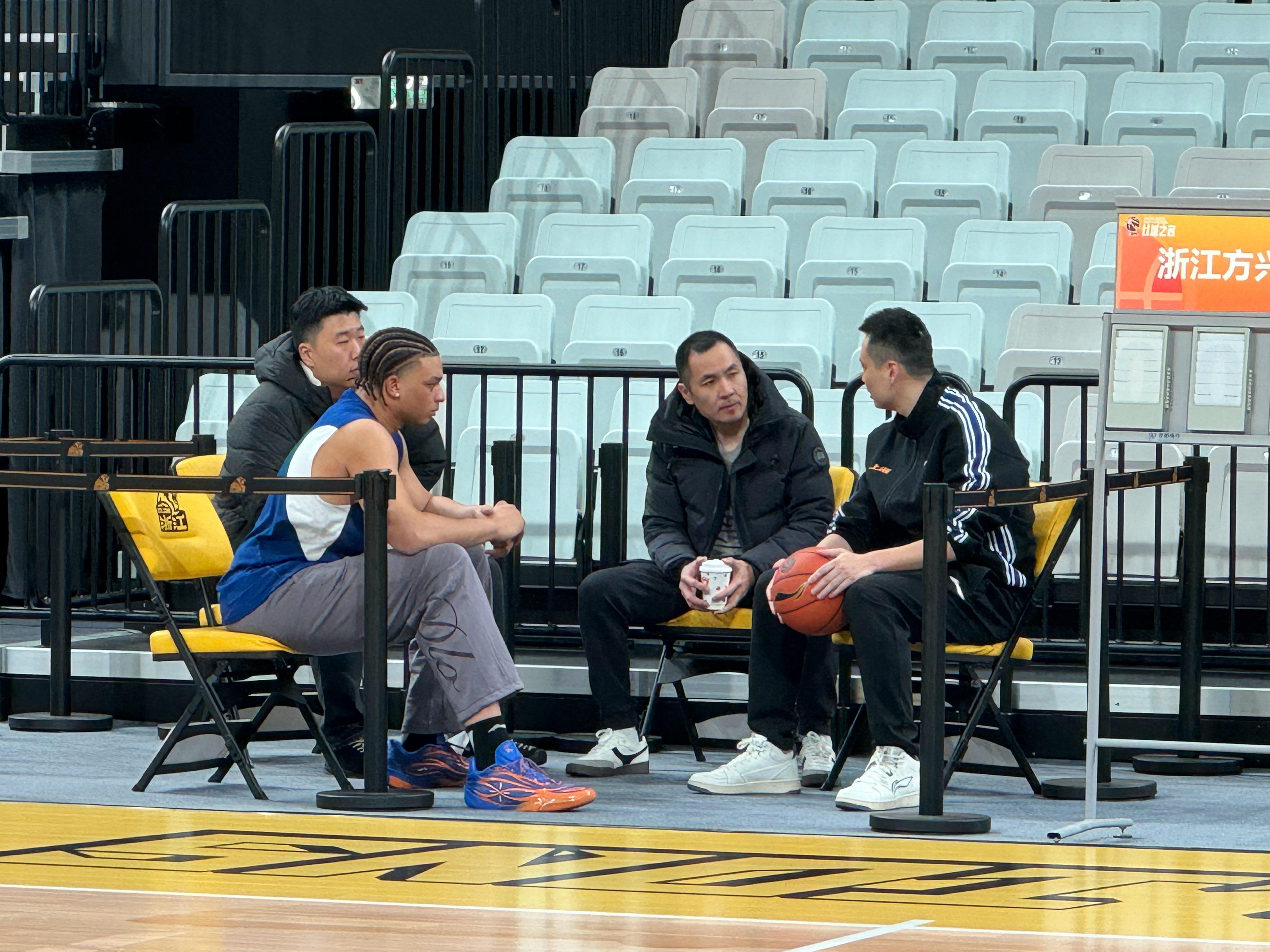 都为了赢球，能聊开就行晚上一起加油上海久事大鲨鱼 杭州·黄龙体育中心体育馆