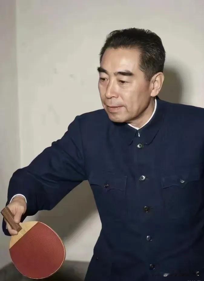 历史时光
这是周总理在打乒乓球。周总理是在何时第一次接触乒乓球可能无人知道。但周