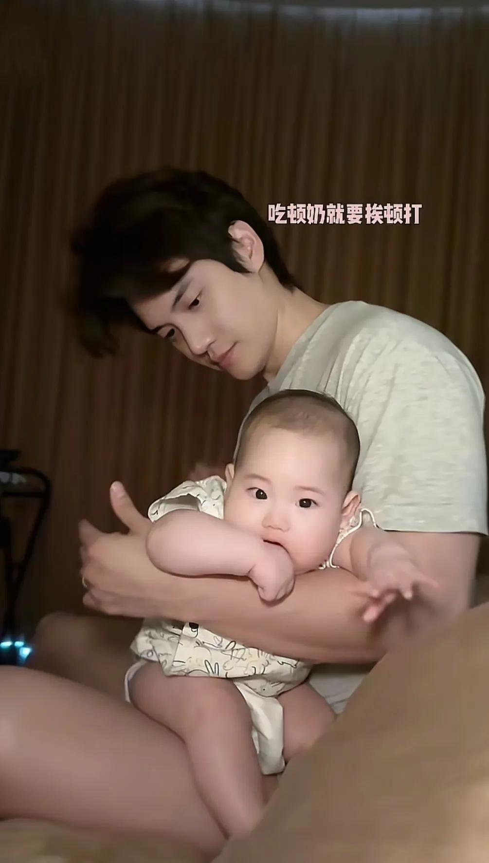 小五这儿子太帅了！

感觉像爸爸更多些

奶萌奶萌的可爱

五官也好漂亮

长大