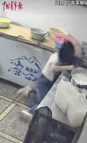 心酸！广东丰顺，凉菜店老板正熬着一锅汤。突然晕倒在地，还好家人及时发现救助，人无