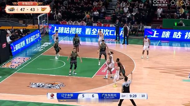 这个半场宏远落后是正常的，硬实力还是差点。现在进攻端主要是辽宁队的联防比较难解决