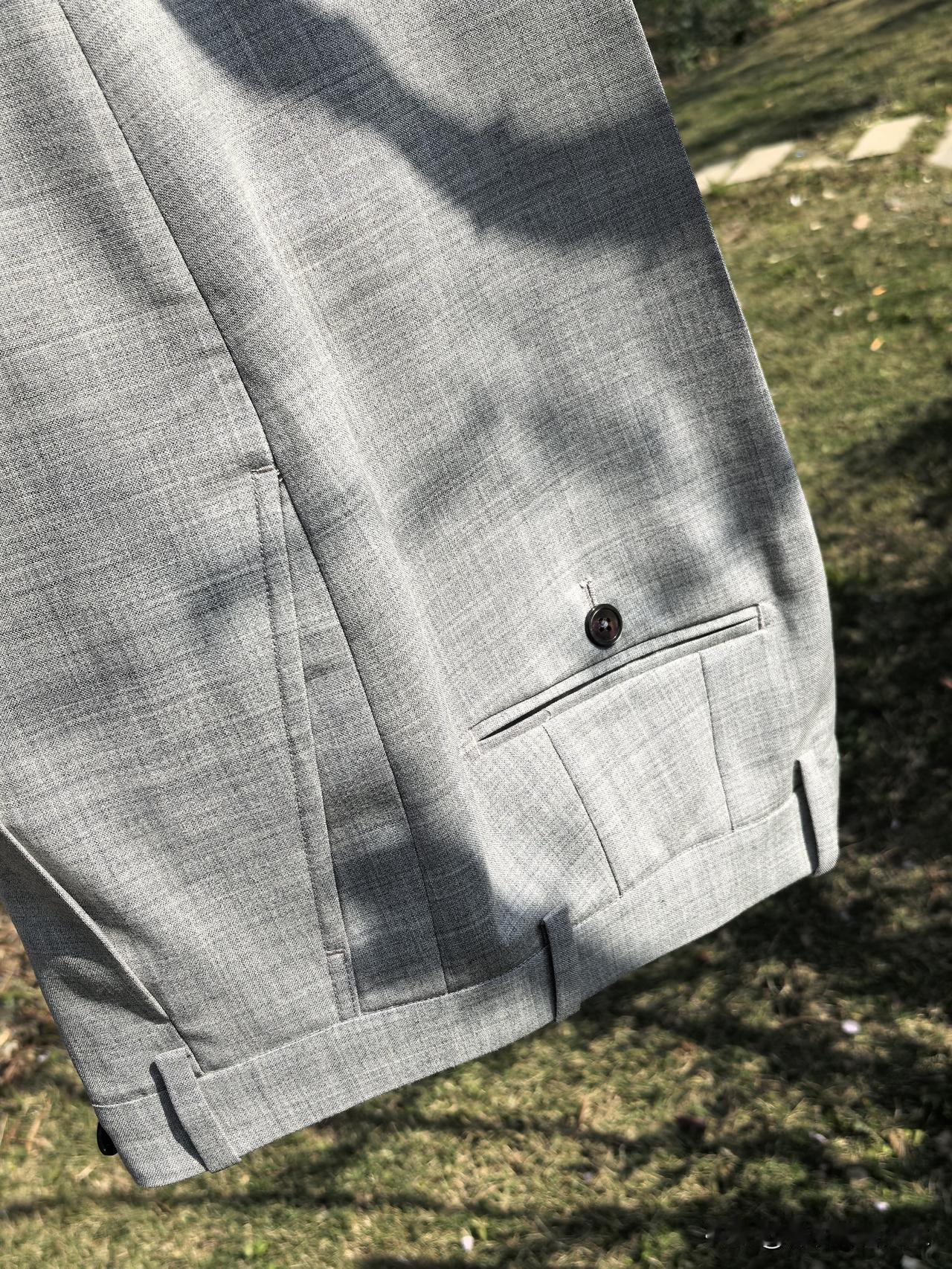 灰色本身就是百搭的颜色，而浅灰在百搭之外，又多了一分清爽，尤其适合中年男士。为什