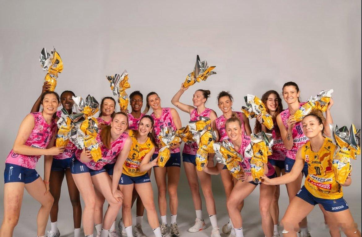 在科内利亚诺打球绝对是一段超神奇的经历。她们会给拖拉机拍宣传广告，会做复活节彩蛋