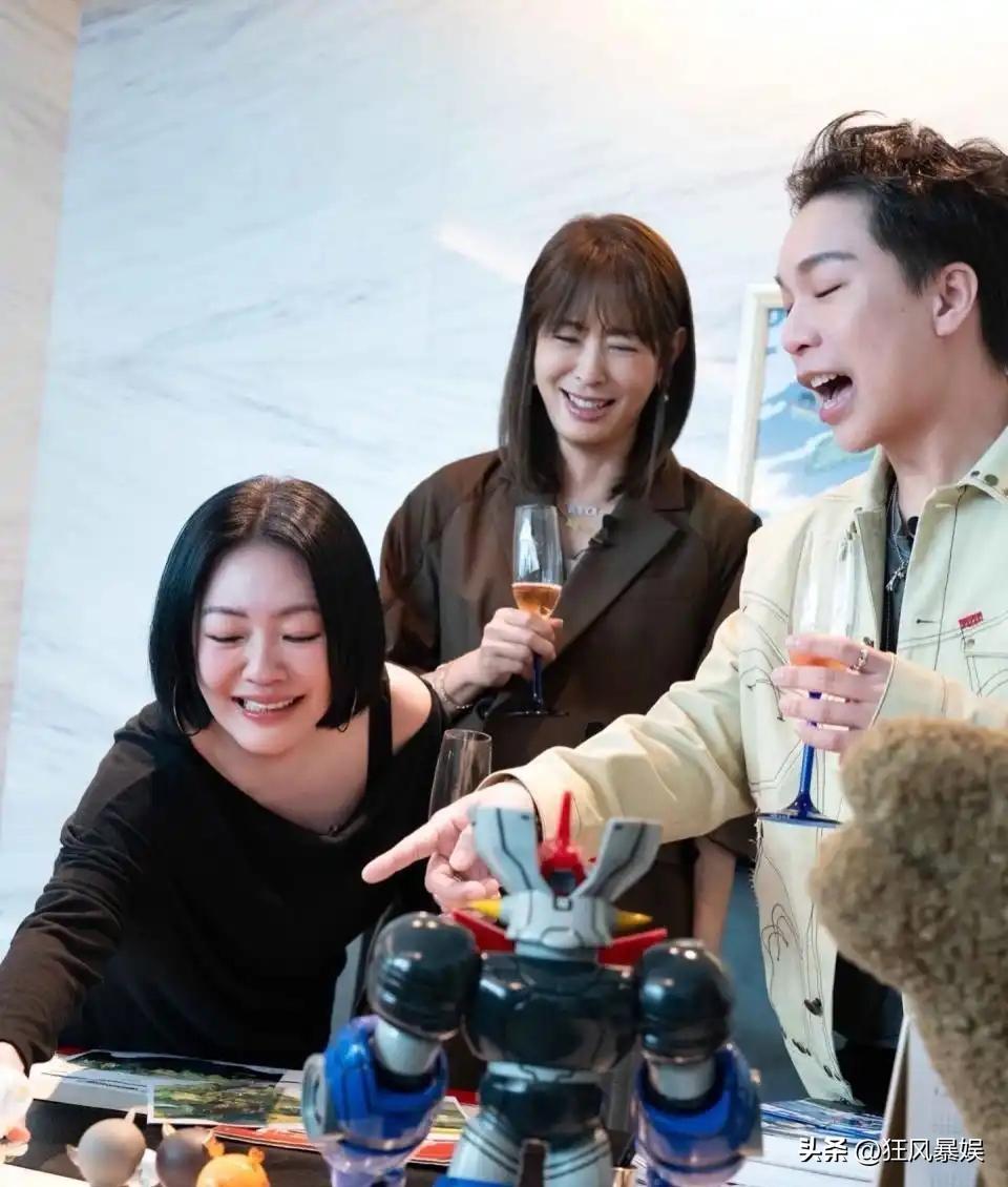 小S，哭了，在镜头前！

3月13日，小S复工录制《小姐不熙娣》，当着全场观众的