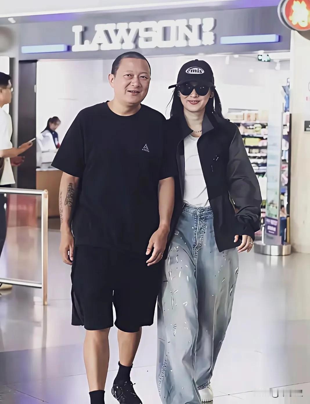 网友说，真象父女俩梅亭与老公